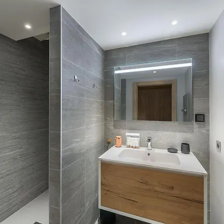 Moderne A Avec Terrasse Et Parking - Fr-1-562-75 *