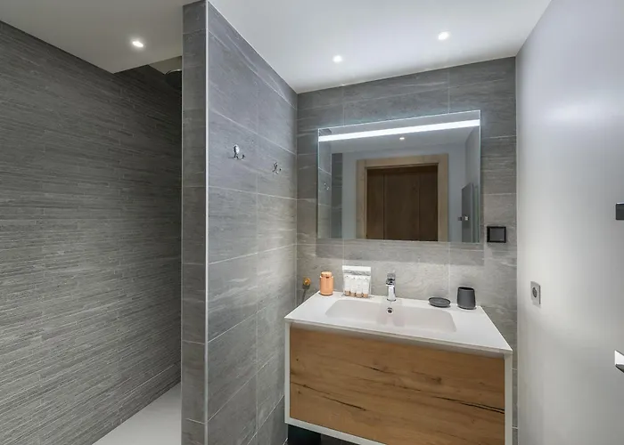 Moderne A Avec Terrasse Et Parking - Fr-1-562-75 *